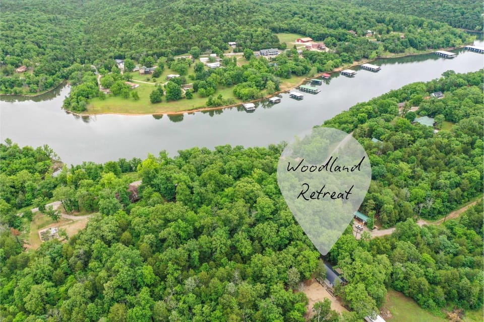 Woodland Retreat - Secluded Hot-Tub New Build House in Shell Knob