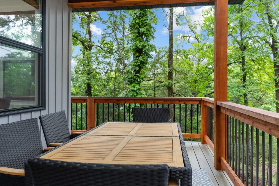 Woodland Retreat - Secluded Hot-Tub New Build House in Shell Knob