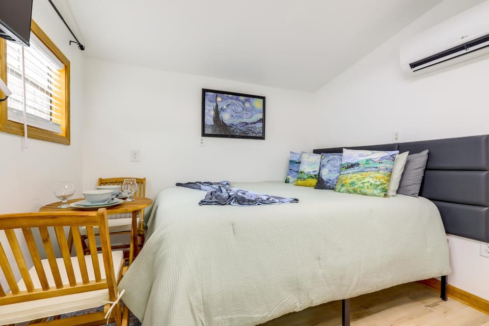 Retreat for Couples & Artists! Atlanta Tiny Home Apartment in Atlanta