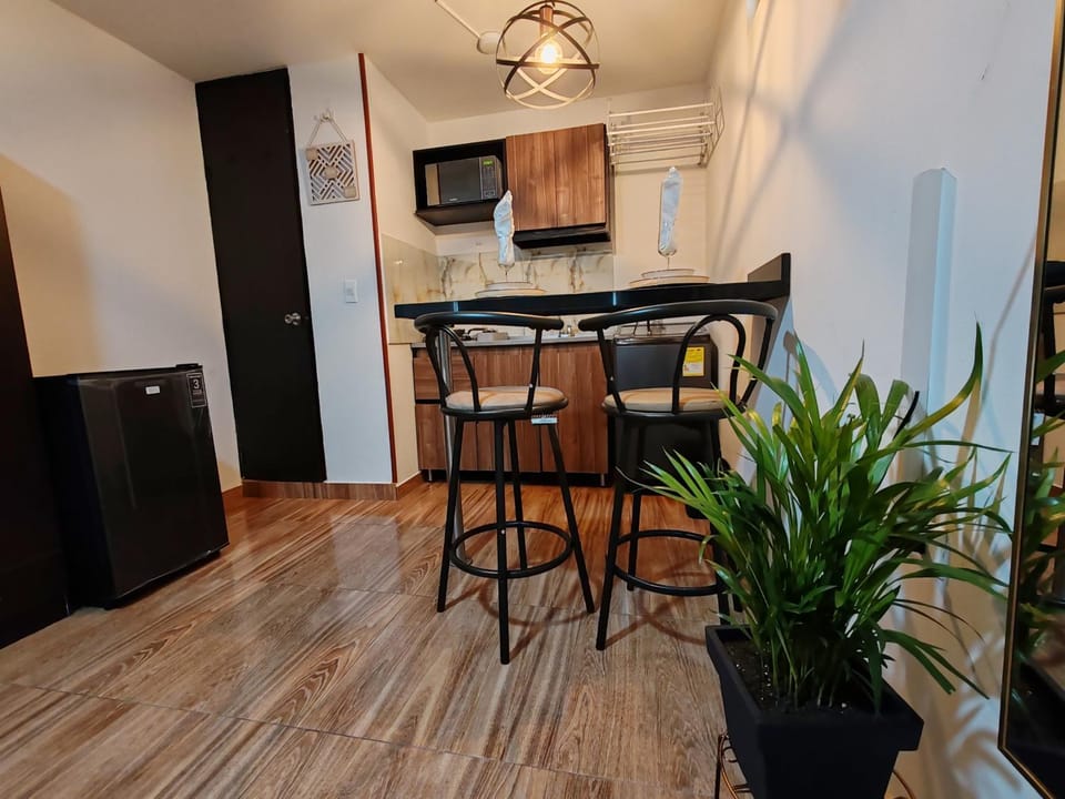 Kitchen or kitchenette, Dining area, minibar, oven, stove