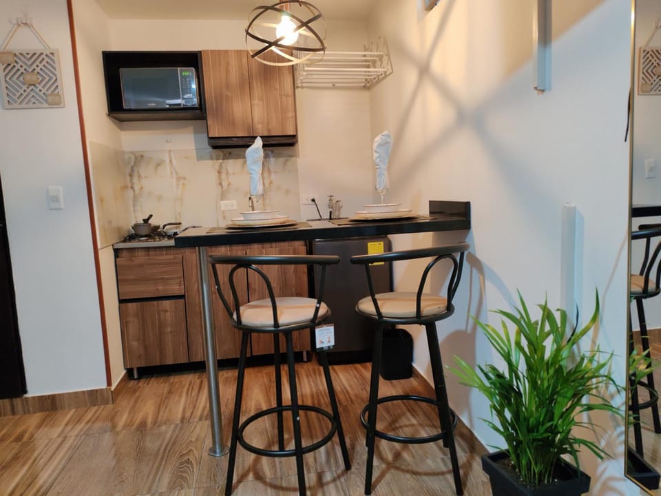 Kitchen or kitchenette, Dining area, minibar, oven, stove
