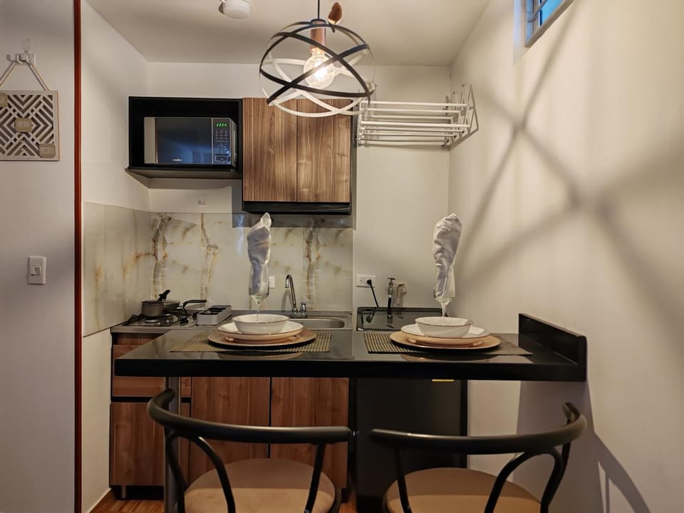 Kitchen or kitchenette, Dining area, minibar