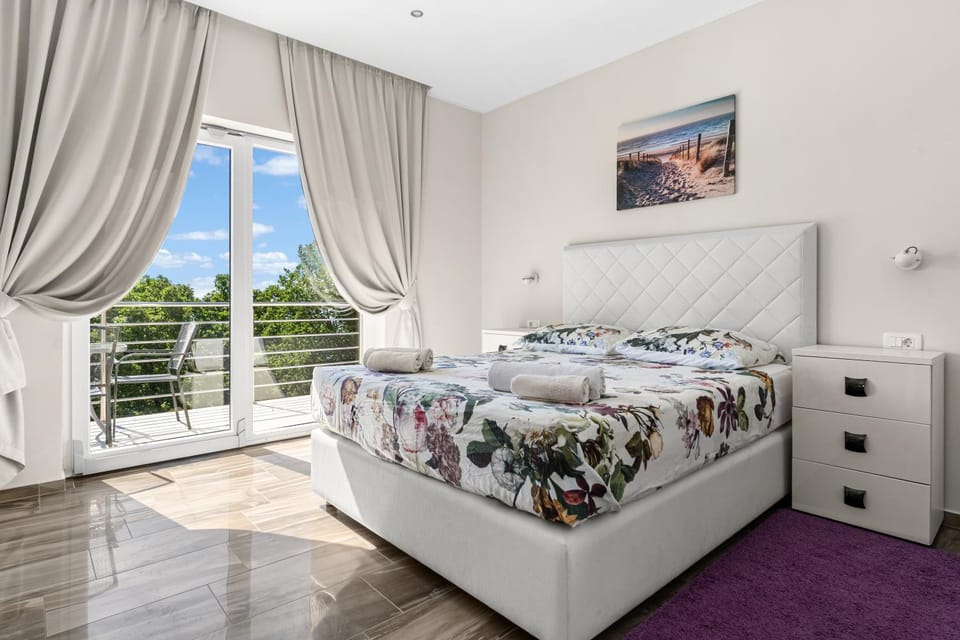 Bed, View (from property/room), Bedroom