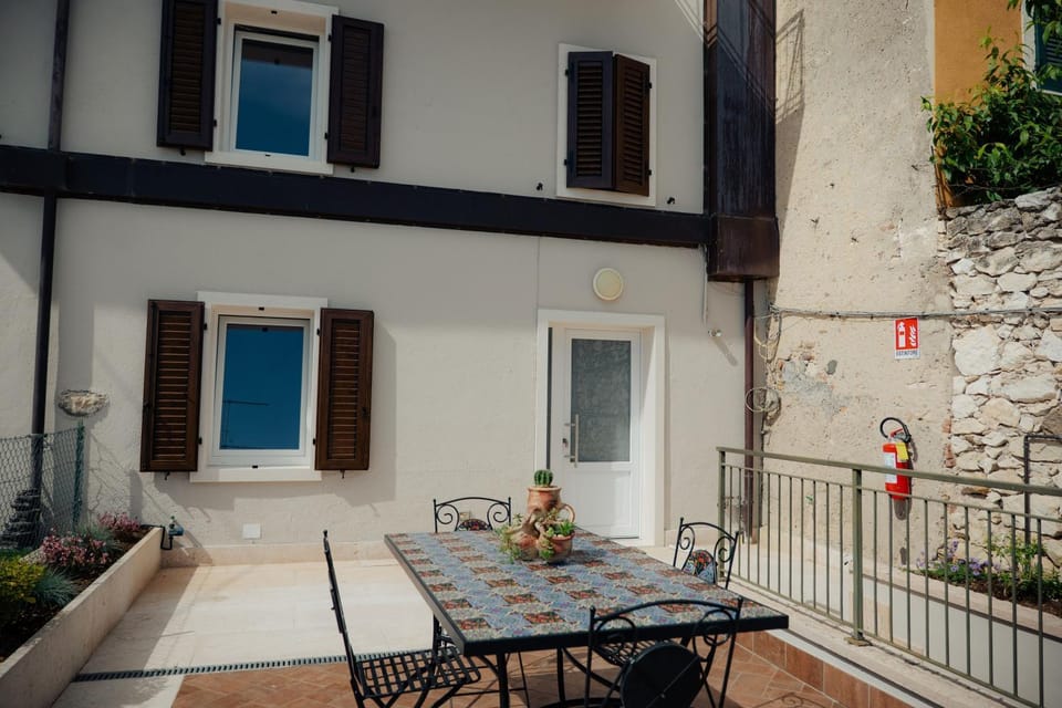 Property building, Patio, Balcony/Terrace