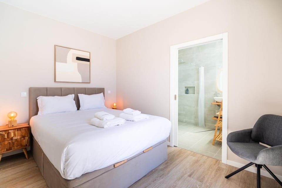 GuestReady – Steps from Sand • Champagne Pool Apartment in Madeira District