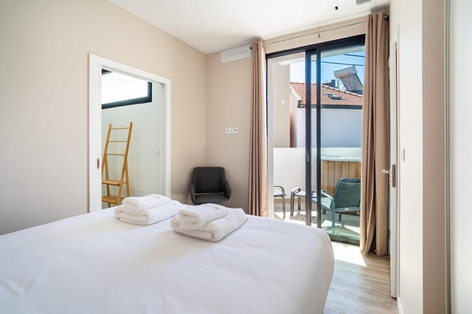 GuestReady – Steps from Sand • Champagne Pool Apartment in Madeira District