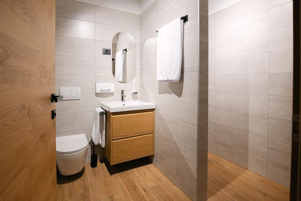 Shower, Toilet, Bathroom, towels