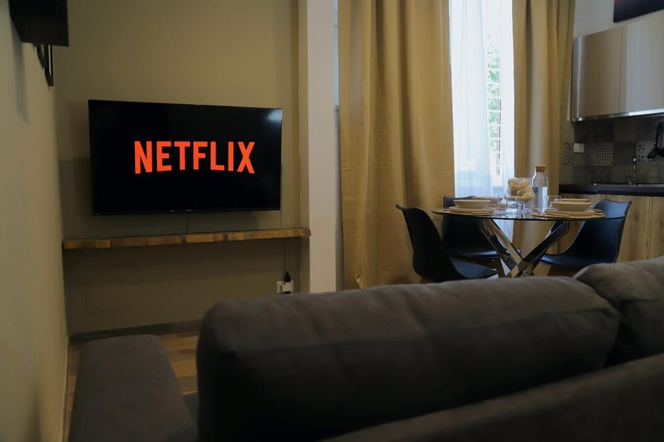 Communal lounge/ TV room, TV and multimedia, Living room, Seating area, Dining area, Evening entertainment