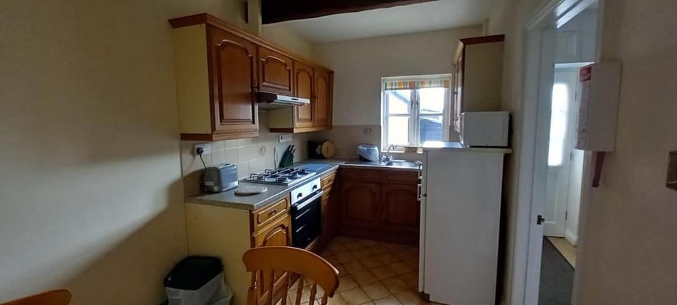 Kitchen or kitchenette, Dining area, oven, stove, toaster