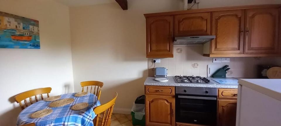 Kitchen or kitchenette, Dining area, oven, toaster
