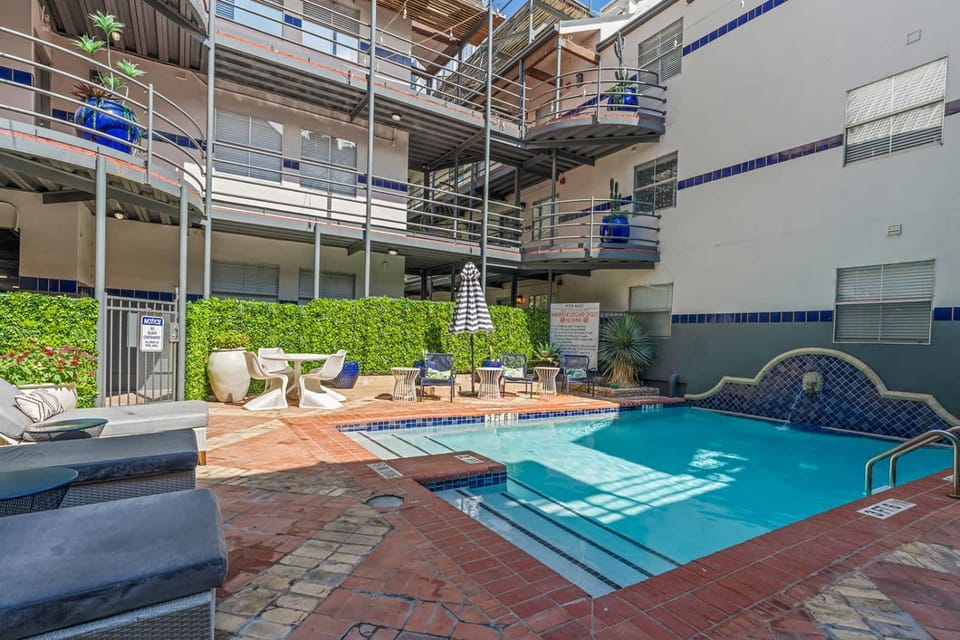 Spacious 3BR Retreat in Austin Pool Access Apartment in Austin