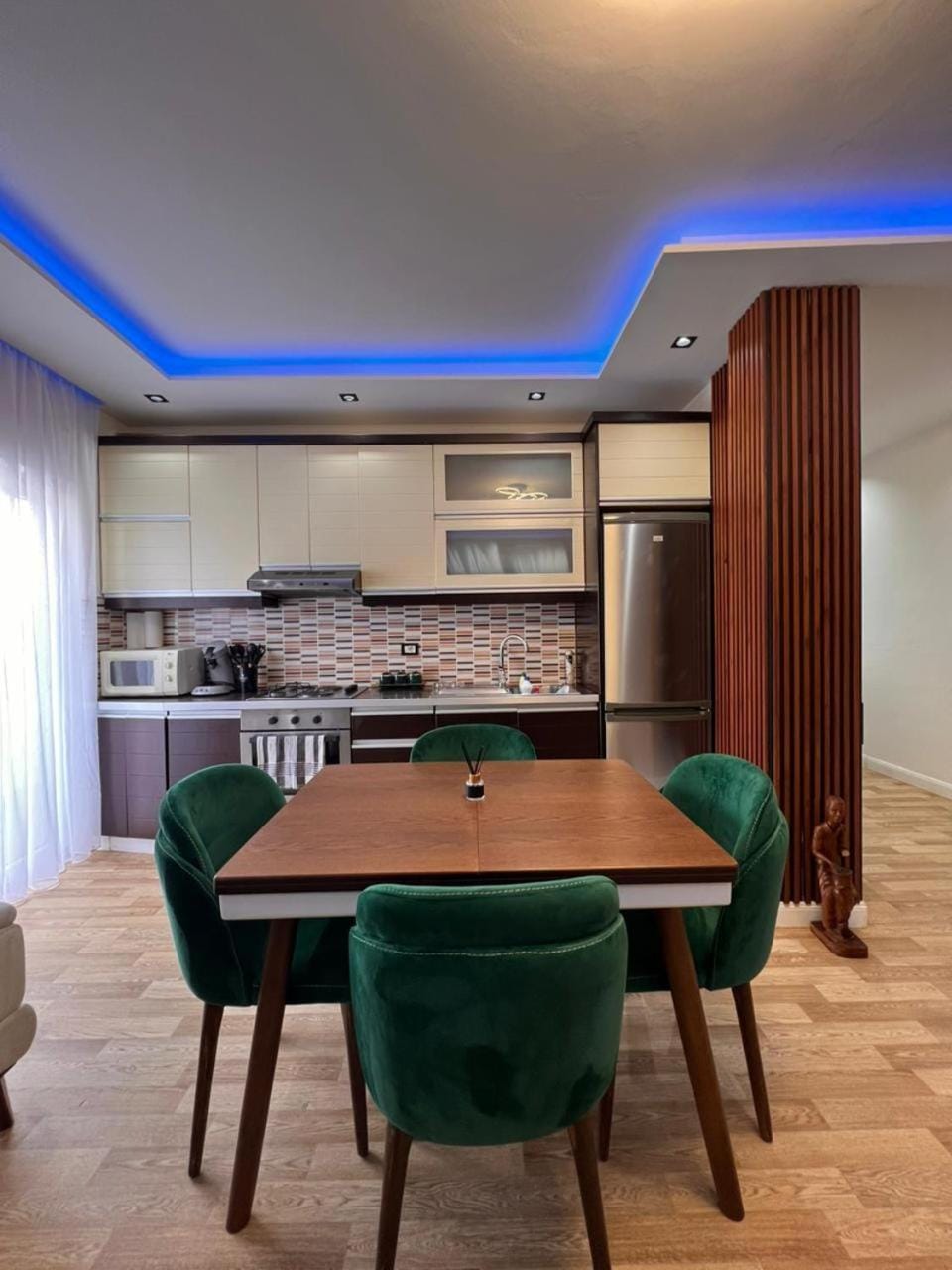 Kitchen or kitchenette, Dining area, minibar