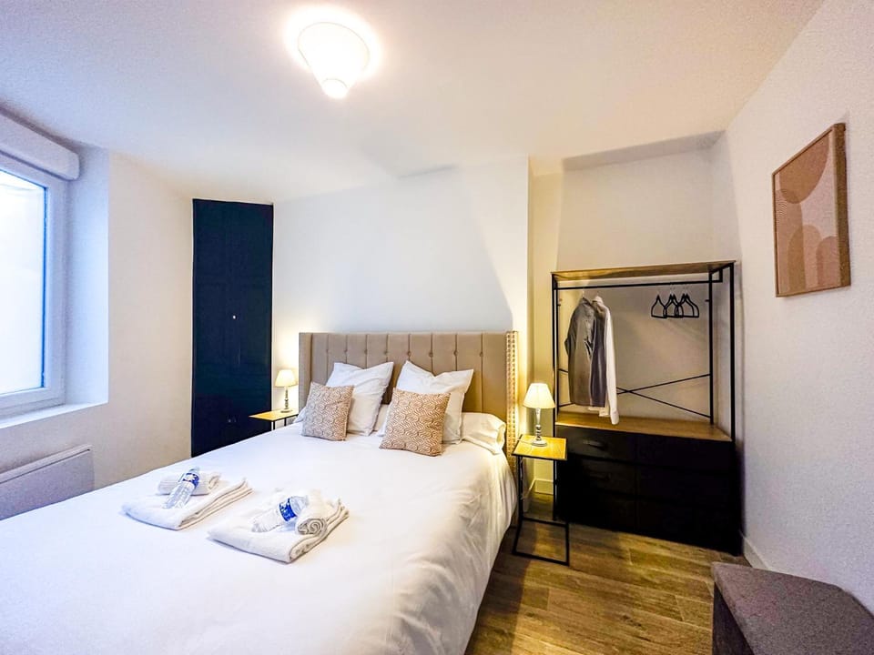 Bed, Photo of the whole room, Bedroom, towels