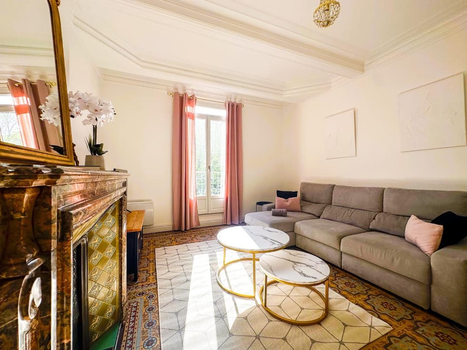 Kitchen or kitchenette, Living room, Seating area