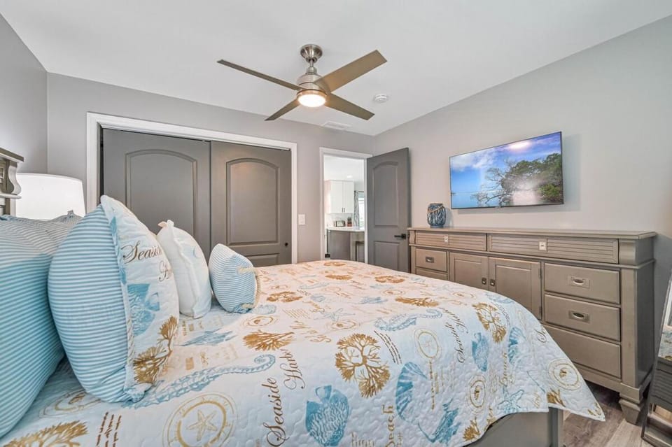 Cozy 2 bedroom on the canal with pool and hot tub! House in Bonita Springs
