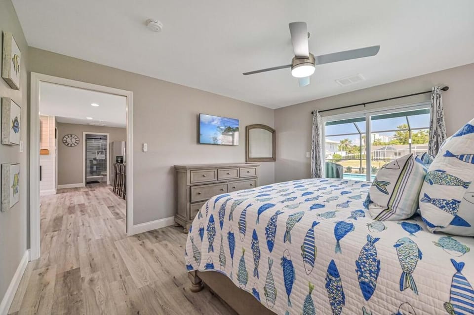 Cozy 2 bedroom on the canal with pool and hot tub! House in Bonita Springs