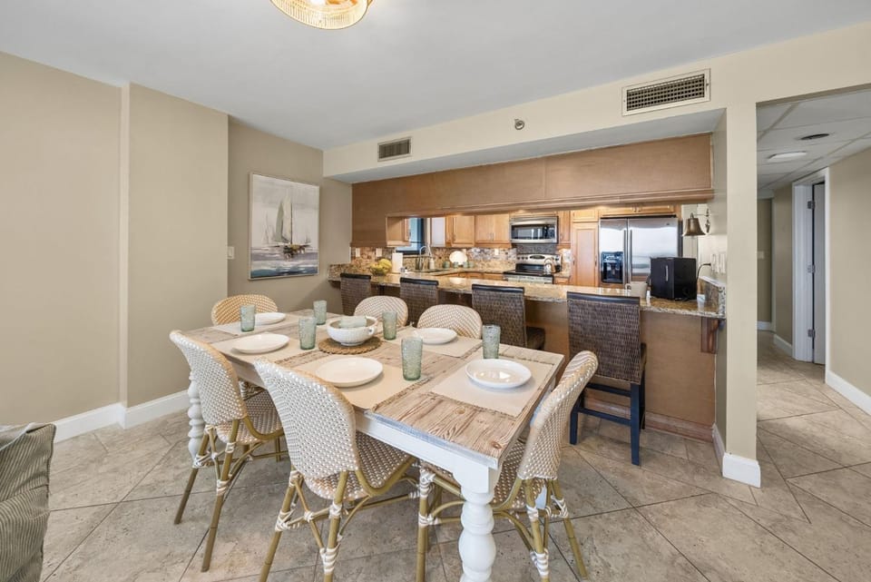 Kitchen or kitchenette, Dining area, minibar, stove