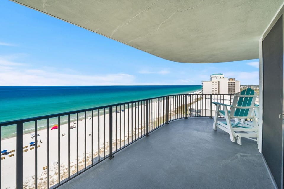 Patio, Day, Balcony/Terrace, Beach, sunbed