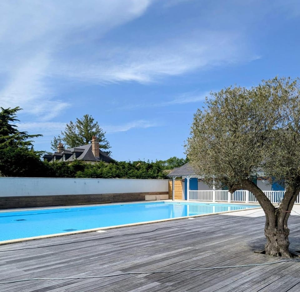 Duplex avec balcon • Piscine • Près Honfleur Apartment in Honfleur