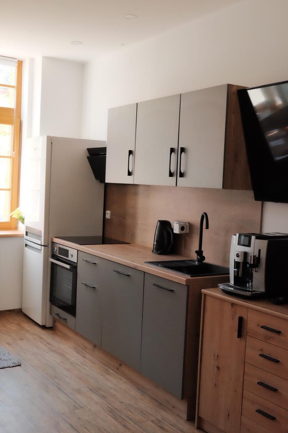 Coffee/tea facilities, Kitchen or kitchenette, dishwasher, oven, stove