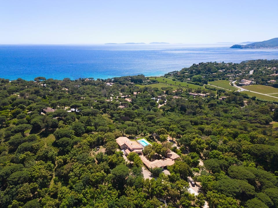 Villa avec vue mer dans le Golfe de Saint Tropez, Plage à 15 min à pied, Calme et Nature Villa in La Croix-Valmer