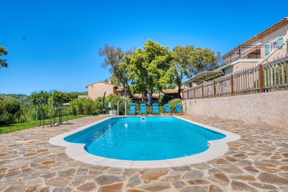 Villa avec vue mer dans le Golfe de Saint Tropez, Plage à 15 min à pied, Calme et Nature Villa in La Croix-Valmer