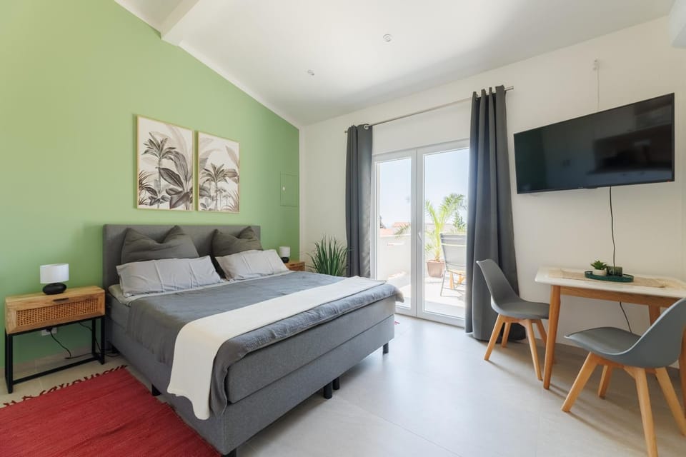 Bed, Photo of the whole room, Seating area