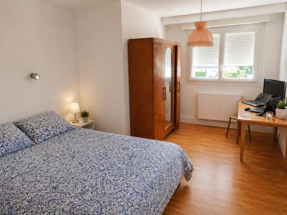 Photo of the whole room, Bedroom