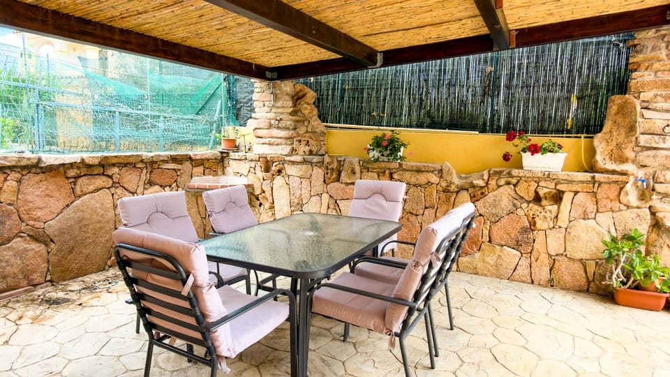 Dining area, Inner courtyard view