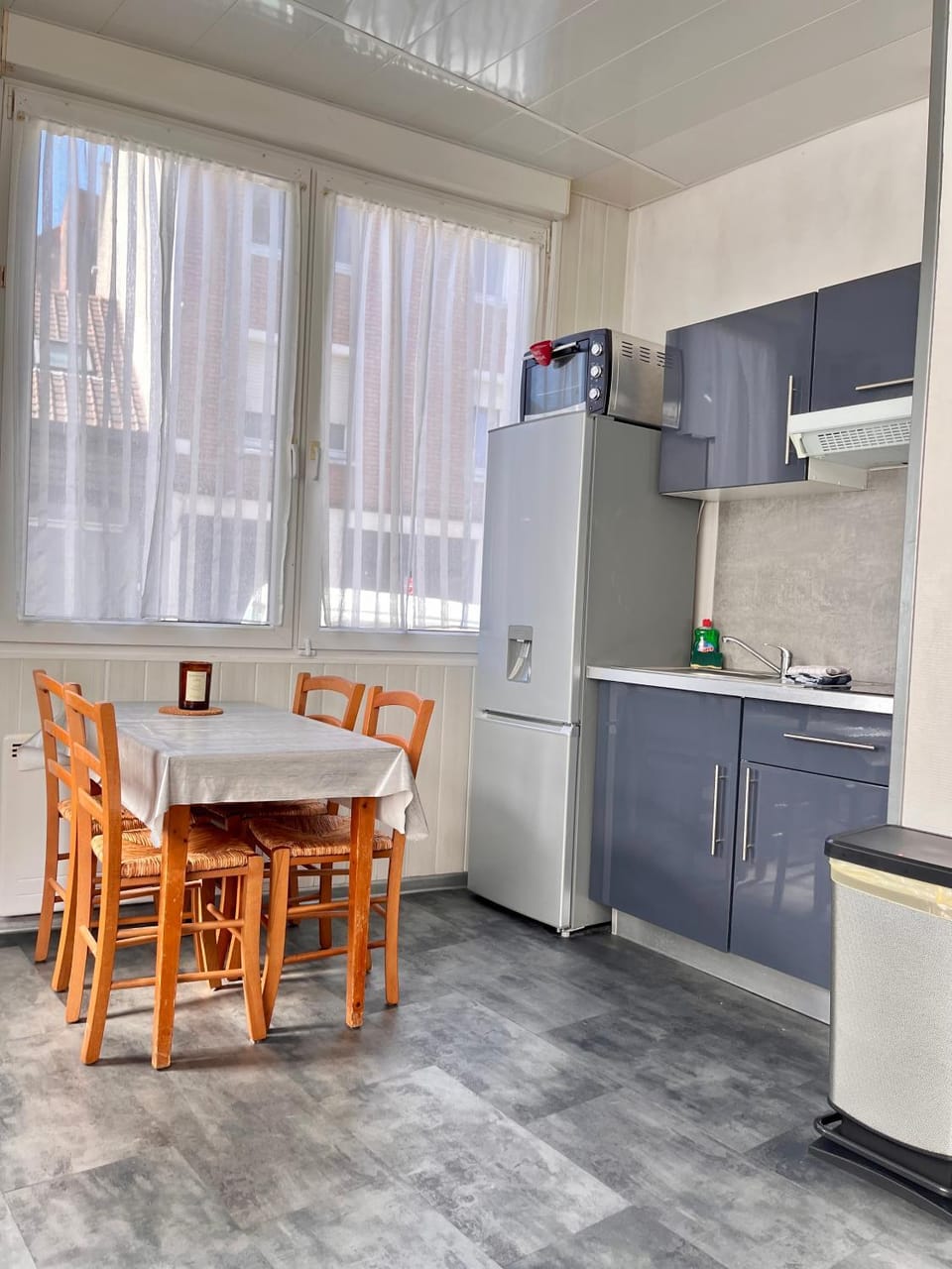 Seating area, Dining area, stove, kitchen