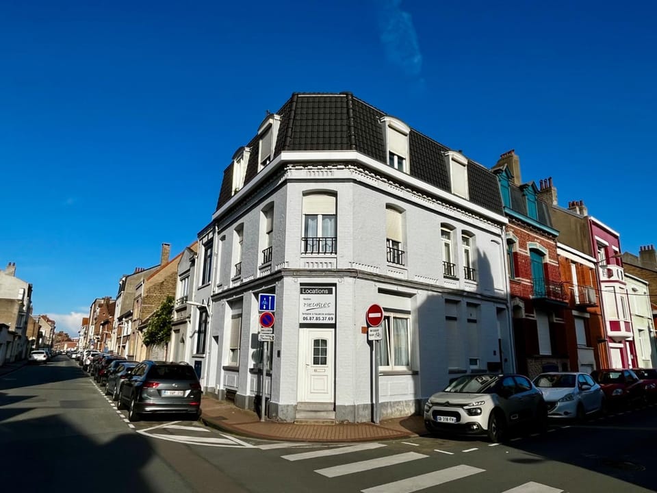 Property building, Neighbourhood, Location