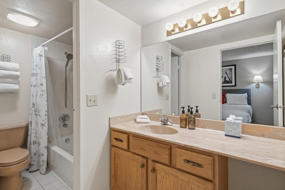 Lift House Lodge, next to Lionshead Vail Mtn, Studio condo Apartment in Vail