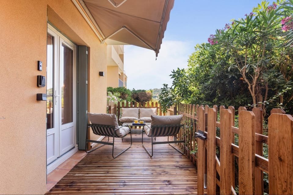 Sunny flat St tropez - by Maisons de Charloc Homes Apartment in Saint-Tropez