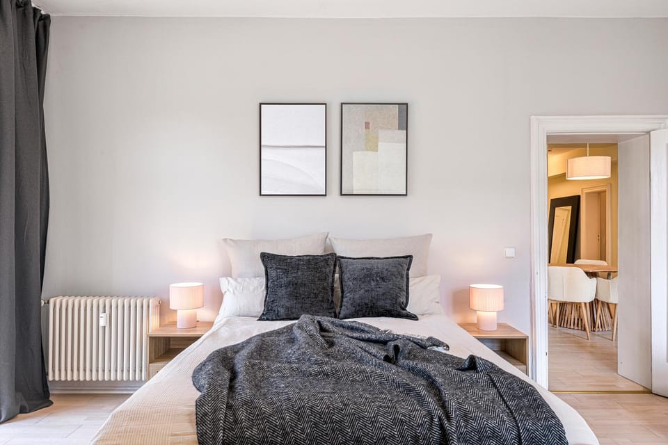 TheKarl, 3BR, group & family flat, huge on 140sqm, terrace 80sqm, downtown Mitte 2-6 Guests Apartment in Berlin