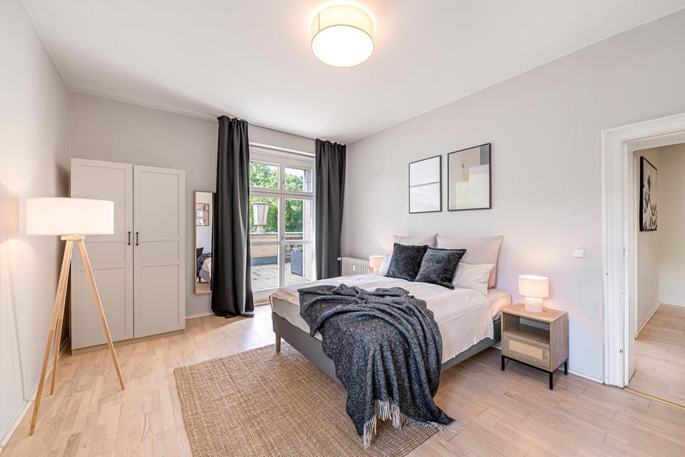 TheKarl, 3BR, group & family flat, huge on 140sqm, terrace 80sqm, downtown Mitte 2-6 Guests Apartment in Berlin