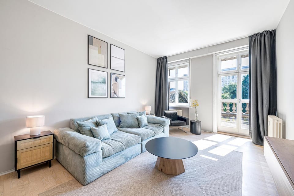 TheKarl, 3BR, group & family flat, huge on 140sqm, terrace 80sqm, downtown Mitte 2-6 Guests Apartment in Berlin