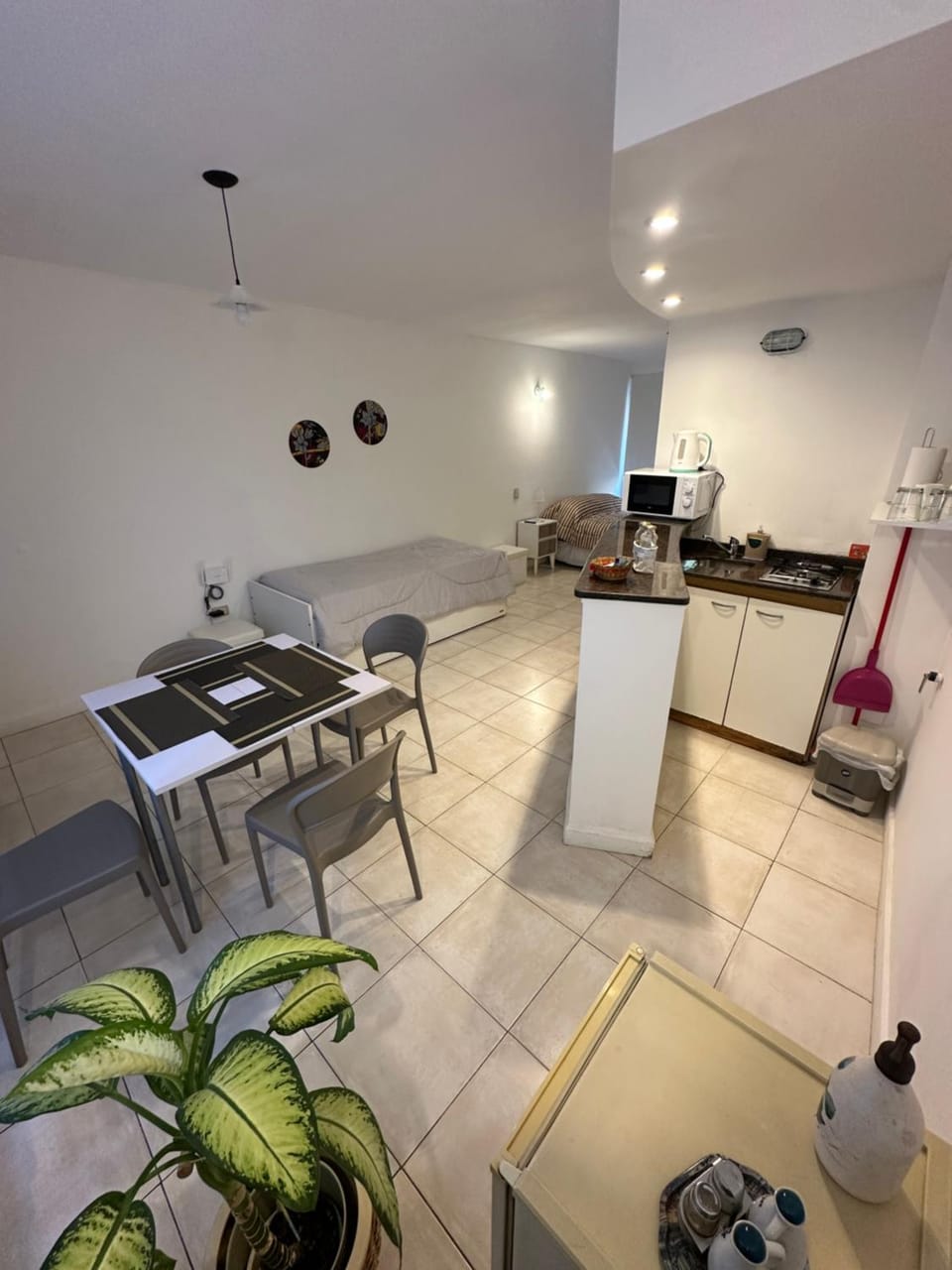 Kitchen or kitchenette, Dining area, minibar, stove