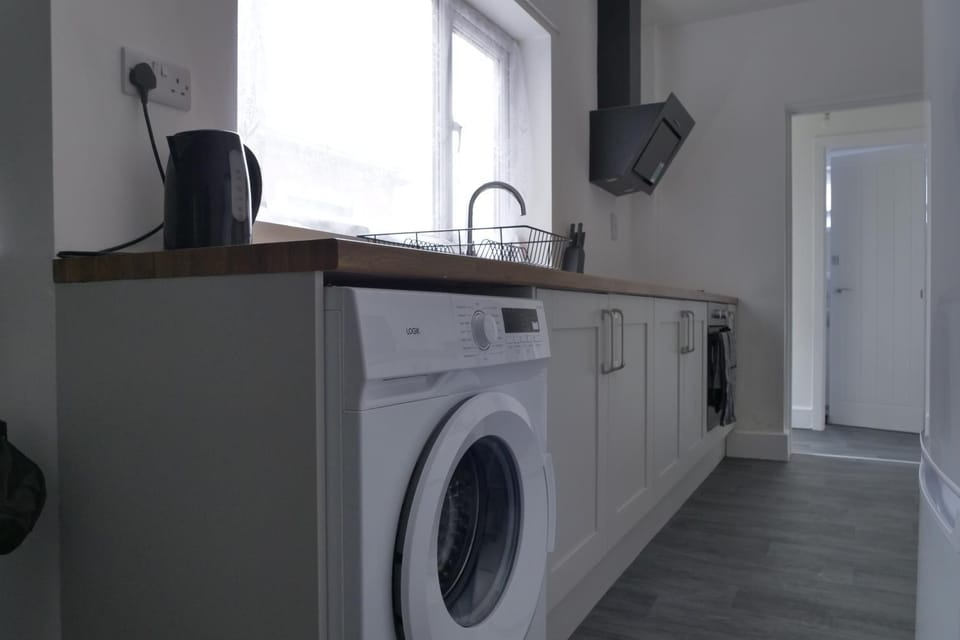 Kitchen or kitchenette, washing machine