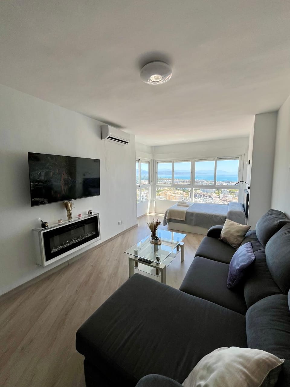 Communal lounge/ TV room, TV and multimedia, Seating area, air conditioner