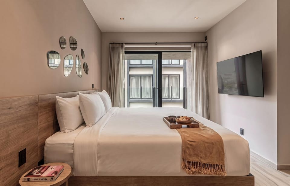 Bed, TV and multimedia, Photo of the whole room, Bedroom