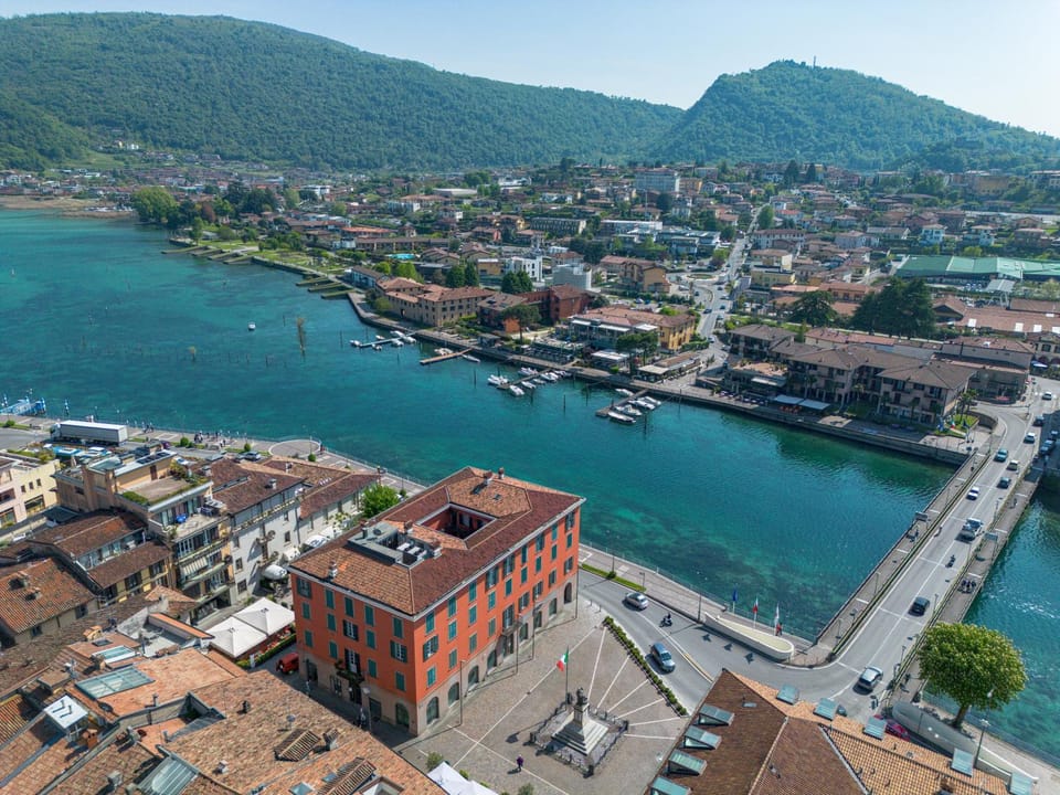 Nearby landmark, Day, Neighbourhood, Natural landscape, Bird's eye view, City view, Lake view, Street view, Parking