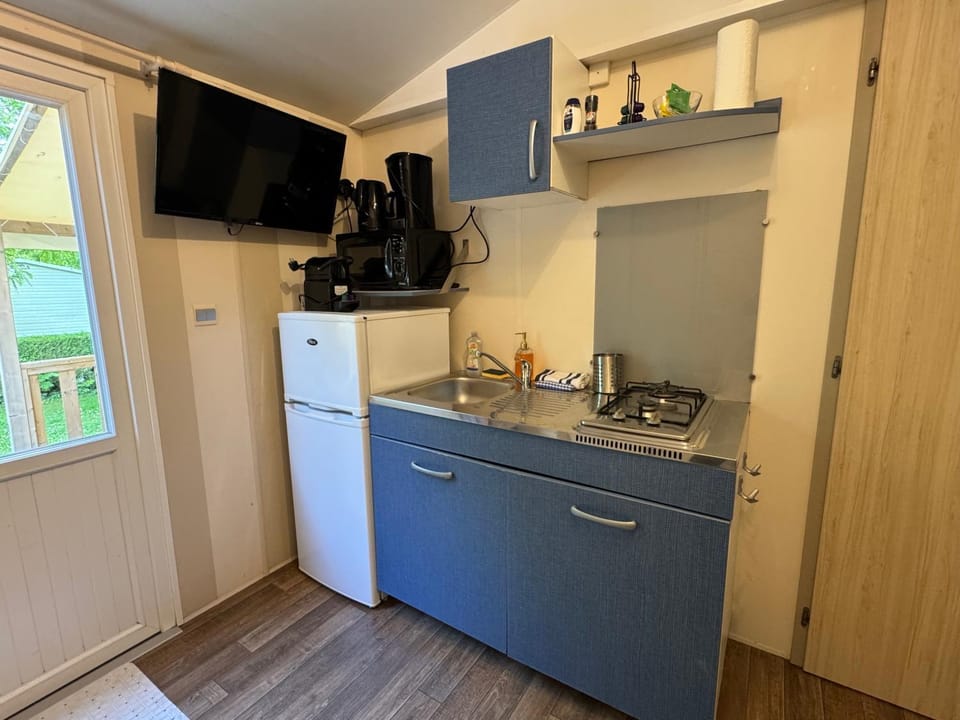 TV and multimedia, Coffee/tea facilities, Kitchen or kitchenette, microwave, stove