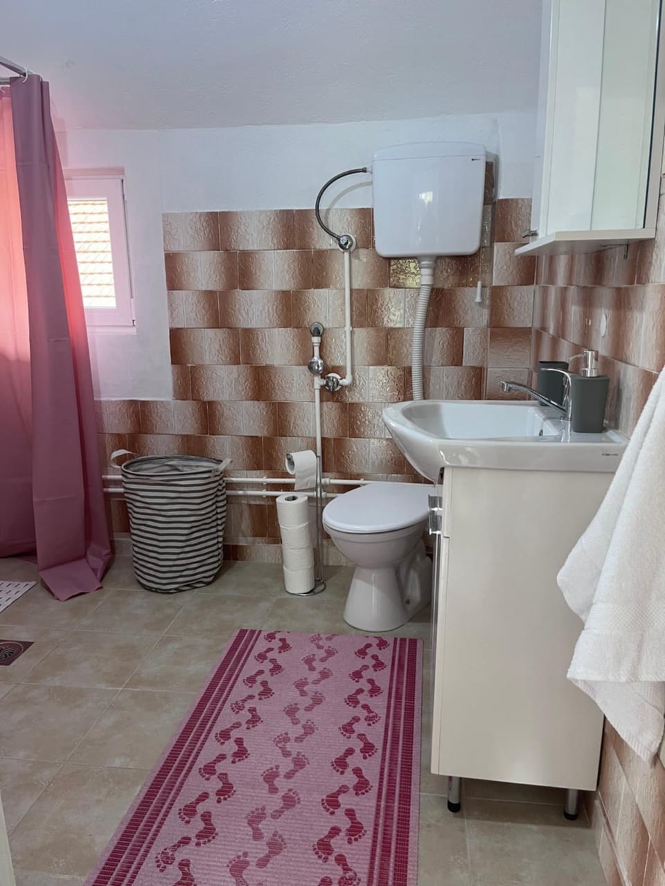 Shower, Toilet, Bathroom, towels