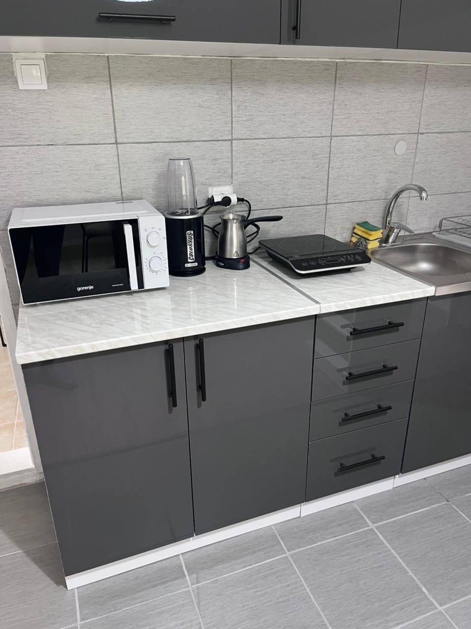 Coffee/tea facilities, Kitchen or kitchenette, stove