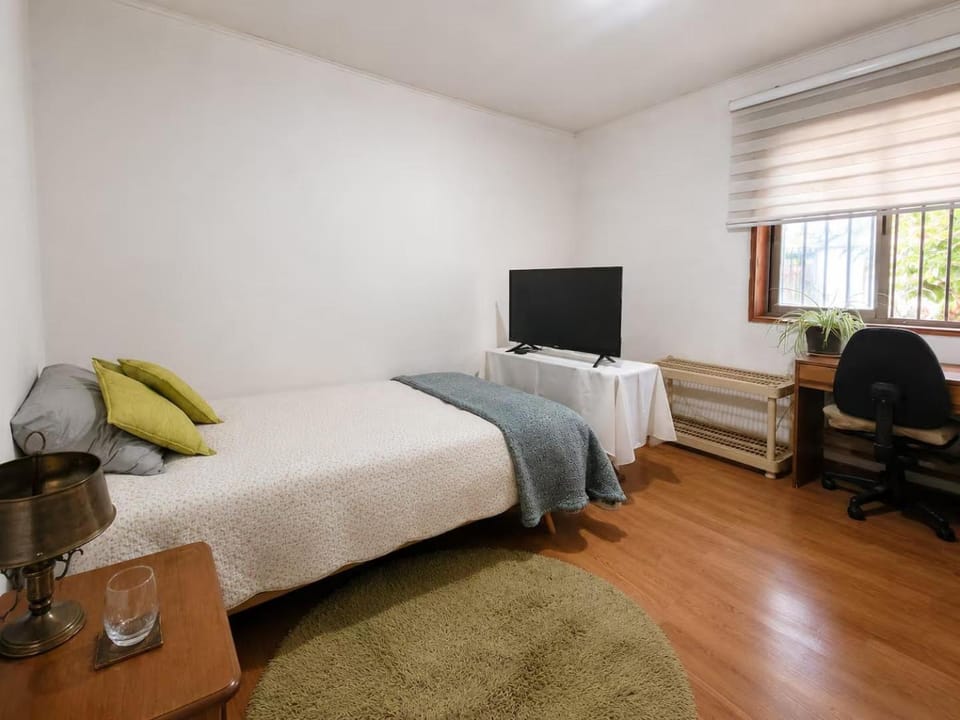 Bed, TV and multimedia, Photo of the whole room, Bedroom