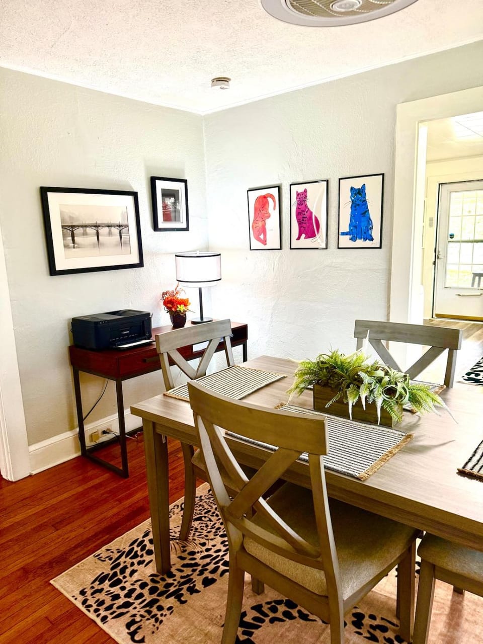 Dining area, pet friendly