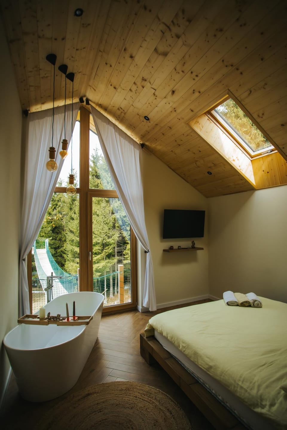Bed, TV and multimedia, Photo of the whole room, Bedroom, towels