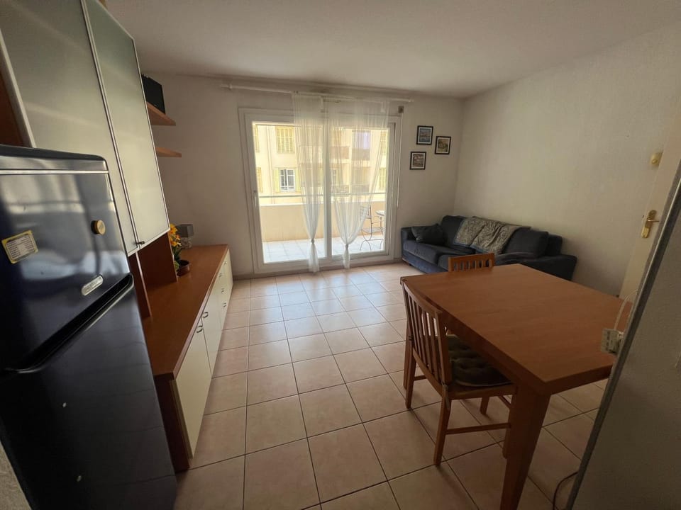 Kitchen or kitchenette, Living room, Seating area, Dining area, oven