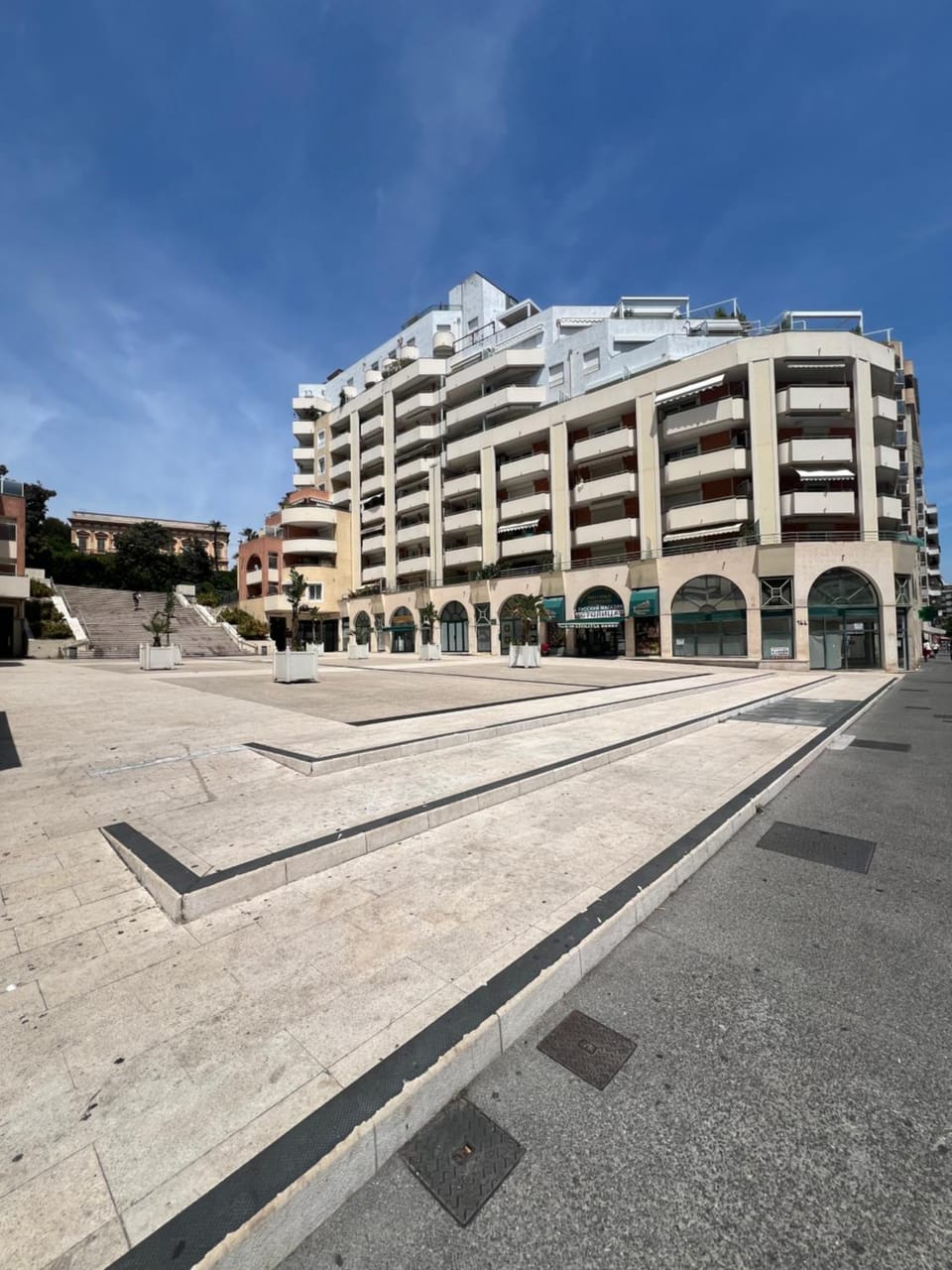 Property building, Day, Neighbourhood, City view, Location