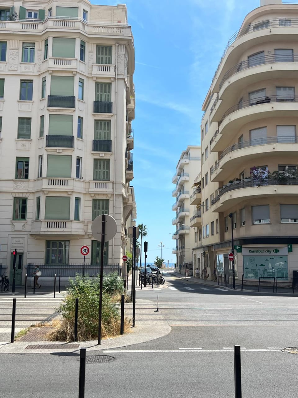 Neighbourhood, Location